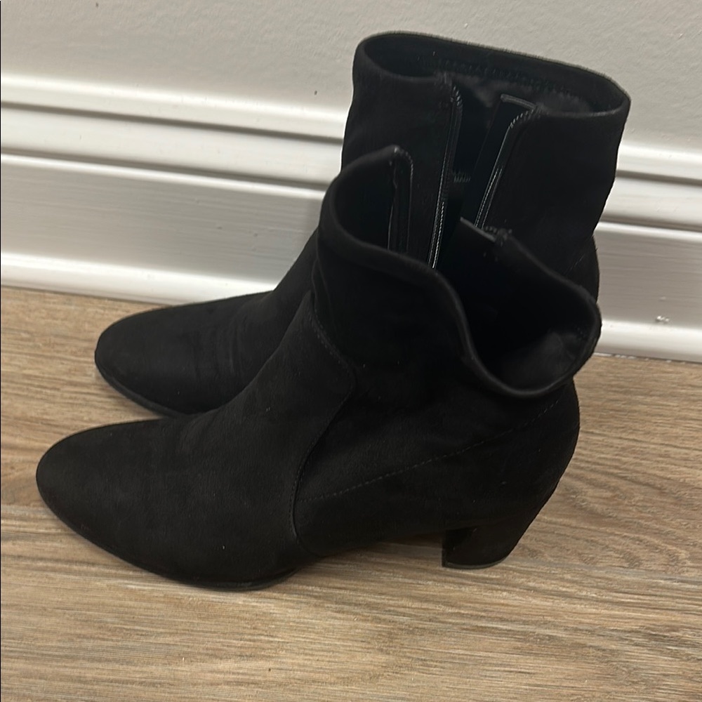Marc Fisher Black Heeled Boots with Sleek Silhouette
